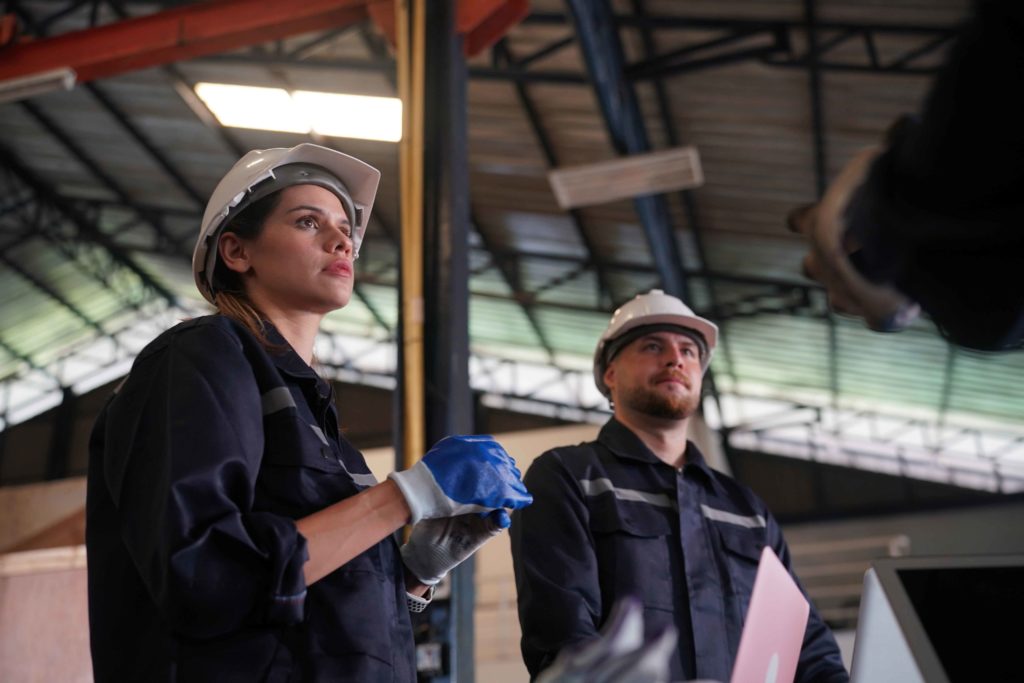 étudiants en alternance entrain d'écouter les consignes de leur tuteur dans une usine